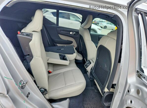 YV4162XZ9K2020965 2019 VOLVO XC40 Silver Вид задньої частини салону