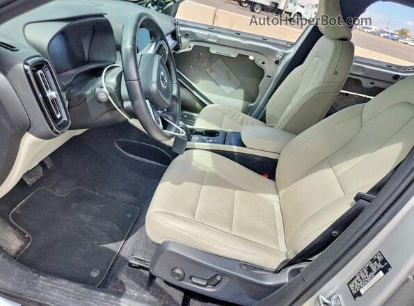 YV4162XZ9K2020965 2019 VOLVO XC40 Silver Вид салону спереду