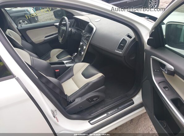 YV440MDJ0H2179262 2017 VOLVO XC60 White Front interior view