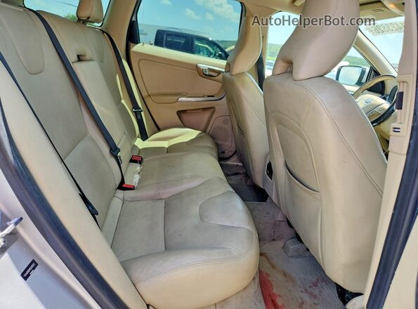 YV440MDM1G2810013 2016 VOLVO XC60 Silver უკანა სავარძლების ხედი