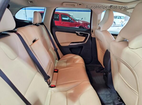 YV440MDM9G2912160 2016 VOLVO XC60 Burgundy Rear interior view
