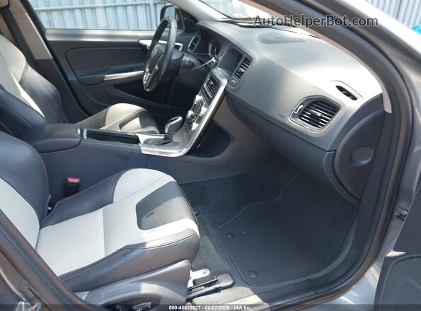 YV440MUM4H2004765 2017 VOLVO S60 CROSS COUNTRY Gray Вид салону спереду