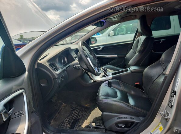 YV440MWK2H1025857 2017 VOLVO V60 Серебряный Вид салона спереди