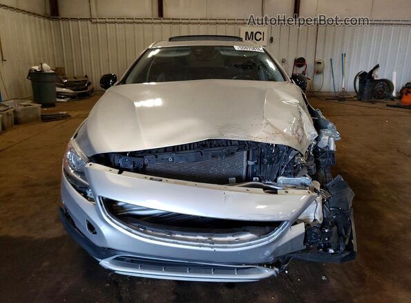 YV440MWK3J2057636 2018 VOLVO V60CC Silver Widok z przodu
