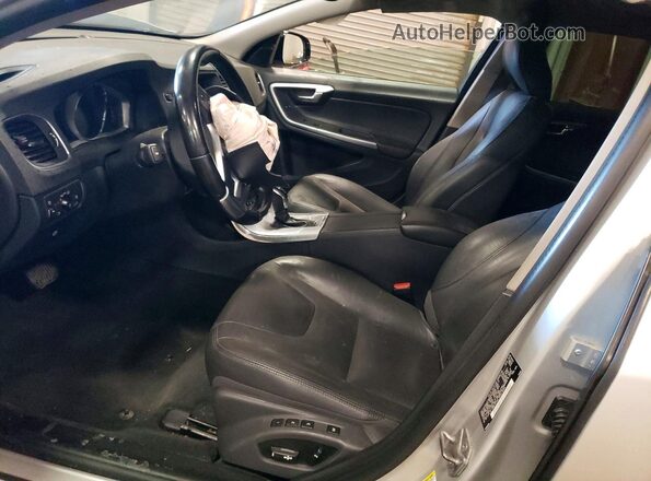 YV440MWK3J2057636 2018 VOLVO V60CC Silver Widok wnętrza z przodu