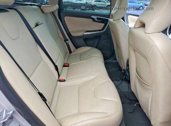 YV449MRM4G2876649 2016 VOLVO XC60 Silver Vista interior trasera