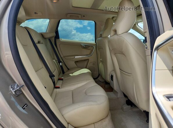 YV449MRM5G2918665 2016 VOLVO XC60 Gold Widok wnętrza z tyłu