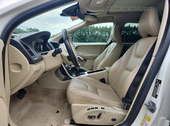YV4612RK4G2825249 2016 VOLVO XC60 White Front interior view