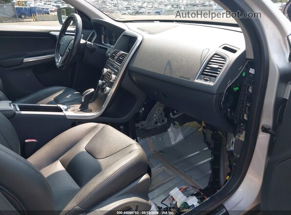 YV4902RMXG2809249 2016 VOLVO XC60 Silver Widok wnętrza z przodu