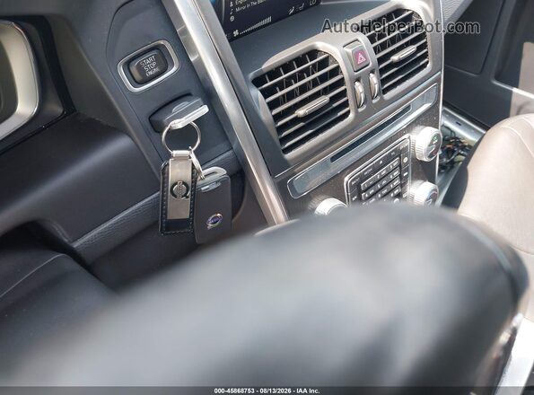 YV4902RMXG2809249 2016 VOLVO XC60 Silver Widok deski rozdzielczej