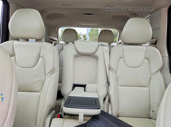 YV4A22PL2G1022710 2016 VOLVO XC90 Blue Widok tylnych siedzeń
