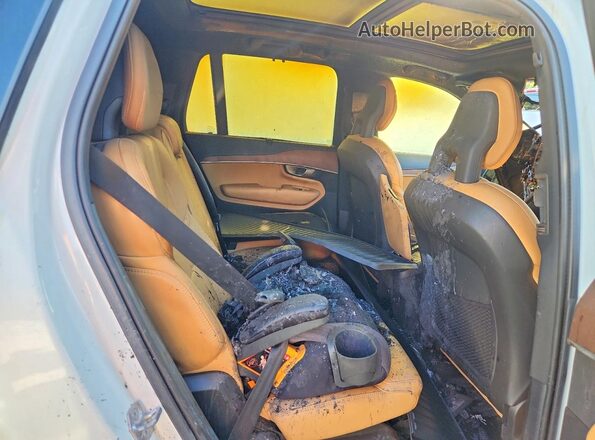 YV4A22PL2H1175217 2017 VOLVO XC90 White Widok tylnych siedzeń