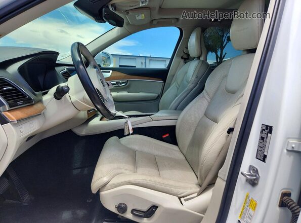 YV4A22PL9J1324874 2018 VOLVO XC90 Белый Вид салона спереди