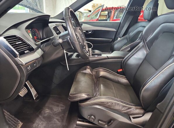 YV4A22PM8H1107934 2017 VOLVO XC90 Black Widok wnętrza z przodu