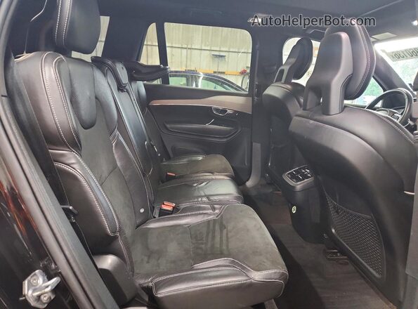 YV4A22PM8H1107934 2017 VOLVO XC90 Black Widok wnętrza z tyłu