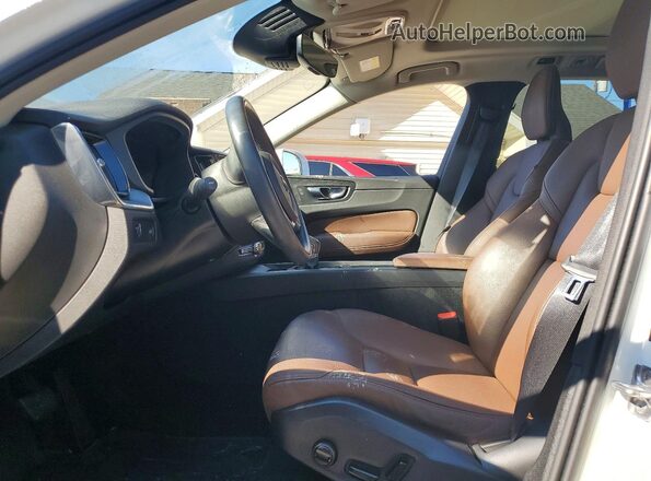 YV4A22RK0L1515803 2020 VOLVO XC60 Белый Вид салона спереди