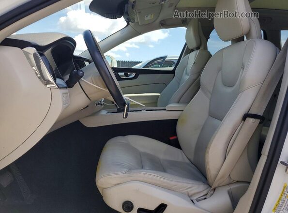 YV4A22RK2J1041687 2018 VOLVO XC60 White Front interior view