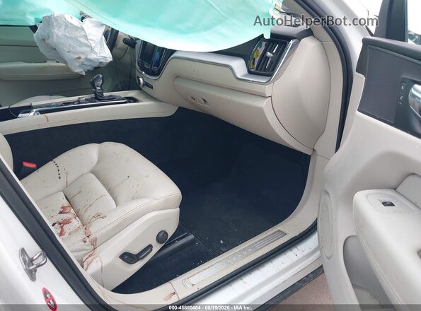YV4A22RK3J1001408 2018 VOLVO XC60 White Front interior view