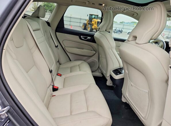 YV4A22RL6L1586352 2020 VOLVO XC60 Gray Widok wnętrza z tyłu