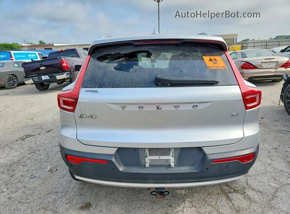 YV4AC2HK7K2061184 2019 VOLVO XC40 Silver Widok z tyłu