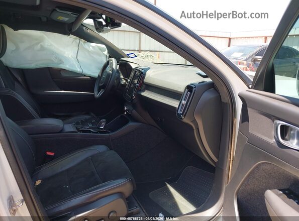 YV4AC2HM9N2700221 2022 VOLVO XC40 White Widok wnętrza z przodu