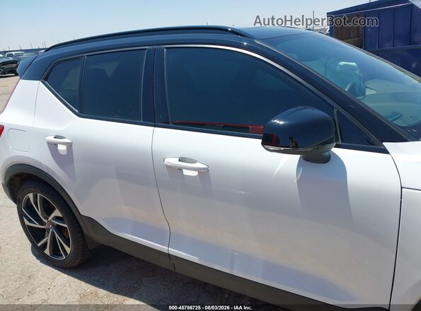 YV4AC2HM9N2700221 2022 VOLVO XC40 White Widok wnętrza z tyłu