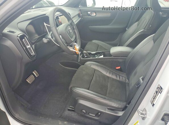 YV4ED3UB2N2677437 2022 VOLVO XC40 White Вид салону спереду