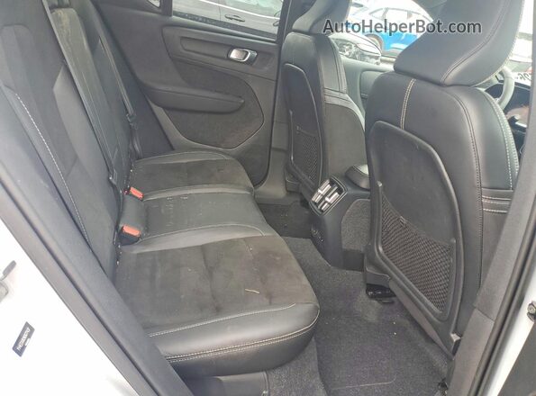 YV4ED3UB2N2677437 2022 VOLVO XC40 White Вид задньої частини салону