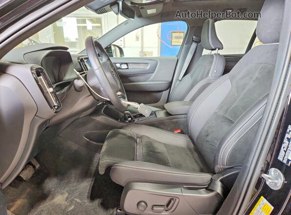 YV4ED3UM7P2096830 2023 VOLVO XC40 Black წინა სალონის ხედი