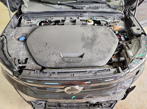 YV4ED3UM7P2096830 2023 VOLVO XC40 Black ძრავის განყოფილების ხედი