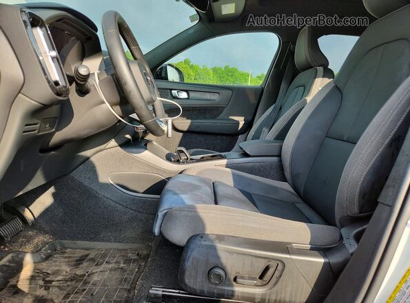 YV4ED3UW8P2072621 2023 VOLVO XC40 White Widok wnętrza z przodu