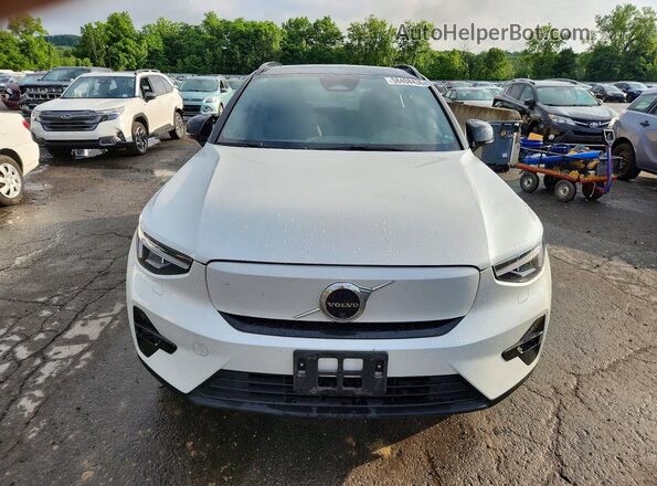 YV4ED3UW8P2072621 2023 VOLVO XC40 White Widok z przodu