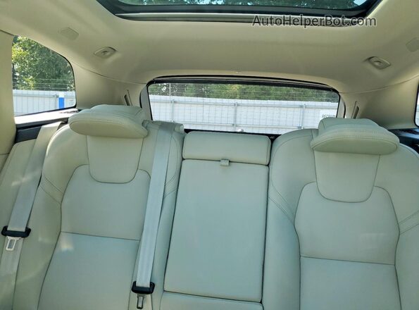 YV4H60DL3R1715025 2024 VOLVO XC60 White Vista de los asientos traseros