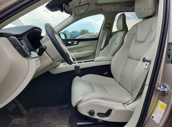 YV4H60RM9S1147449 2025 VOLVO XC60 Gold Вид салону спереду