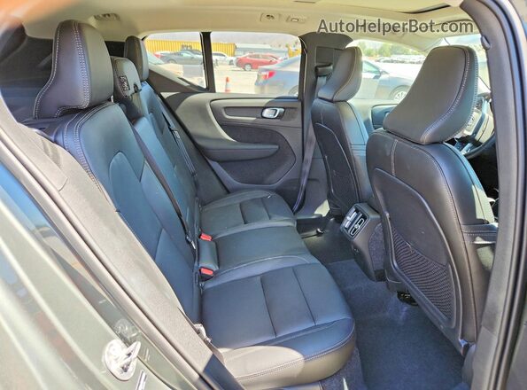 YV4K92UJ4T2745983 2026 VOLVO XC40 Gray Vista interior trasera