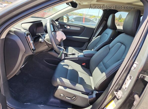YV4K92UJ4T2745983 2026 VOLVO XC40 Gray Vista interior delantera