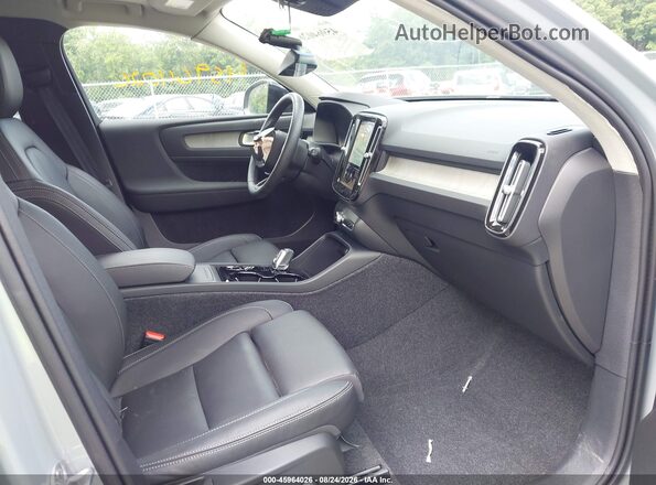 YV4L12UC3T2795755 2026 VOLVO XC40 Серый Вид салона спереди