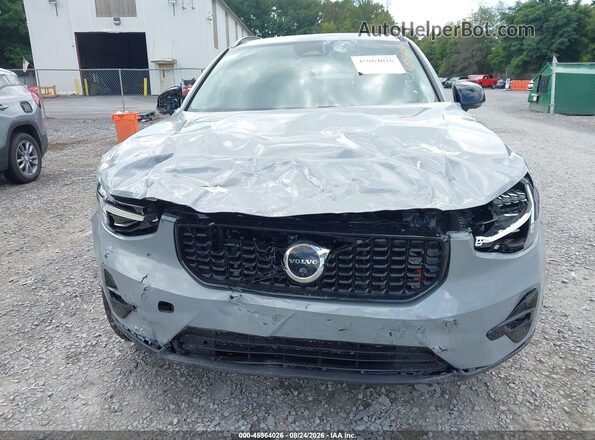 YV4L12UC3T2795755 2026 VOLVO XC40 Серый Вид спереди