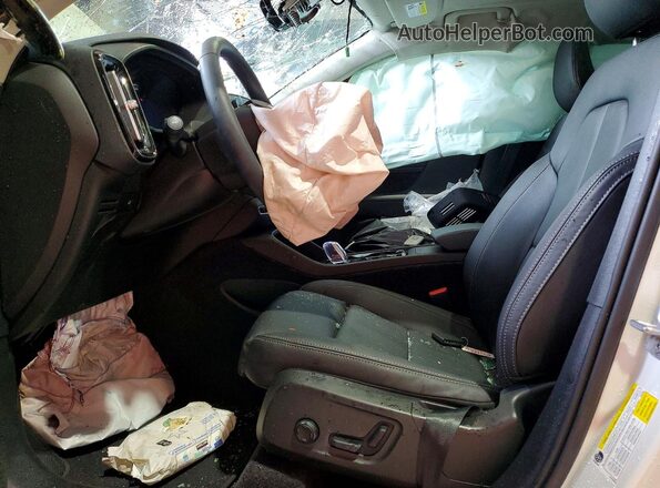 YV4L12UC6T2735551 2026 VOLVO XC40 White Սալոնի դիմացի տեսք
