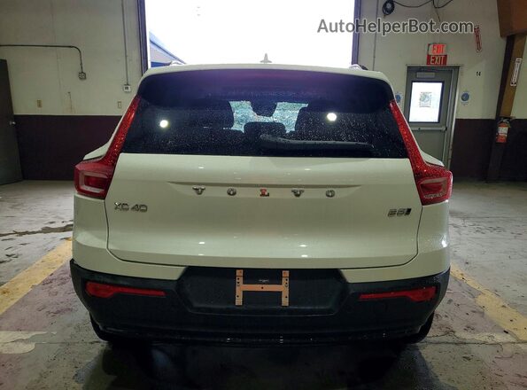 YV4L12UC6T2735551 2026 VOLVO XC40 White Հետևի տեսք