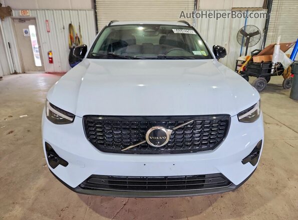 YV4L12UC6T2788024 2026 VOLVO XC40 Синий Вид спереди