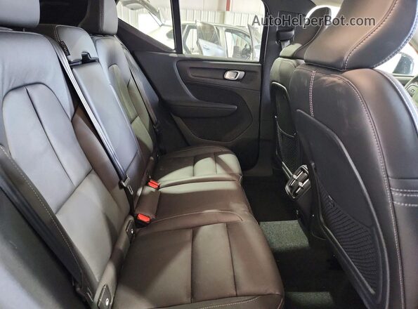 YV4L12UC6T2788024 2026 VOLVO XC40 Синий Вид задней части салона