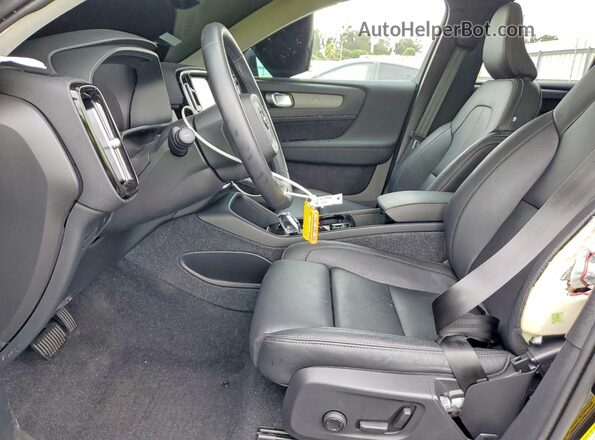 YV4L12UC8S2464443 2025 VOLVO XC40 Black Вид салону спереду