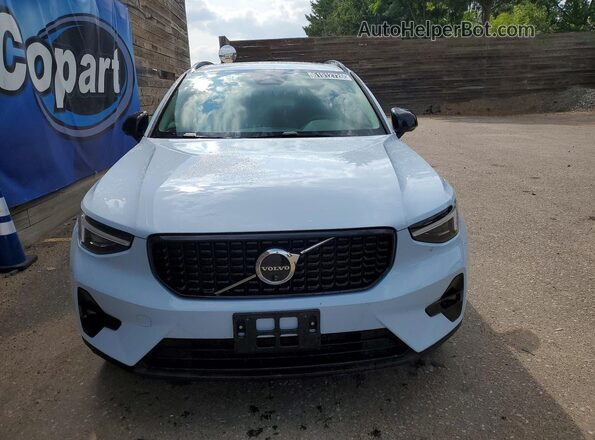 YV4L12UC8T2785805 2026 VOLVO XC40 Белый Вид спереди
