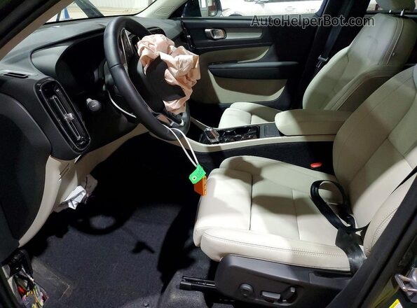 YV4L12UC9T2776904 2026 VOLVO XC40 Gray Vista interior delantera