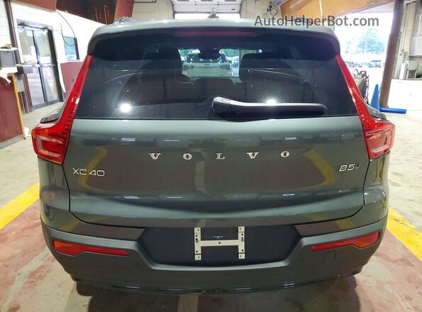 YV4L12UC9T2776904 2026 VOLVO XC40 Gray Vista trasera