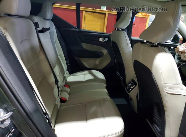 YV4L12UC9T2776904 2026 VOLVO XC40 Gray Vista interior trasera