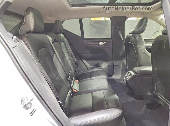 YV4L12UCXT2788107 2026 VOLVO XC40 Gray Widok wnętrza z tyłu