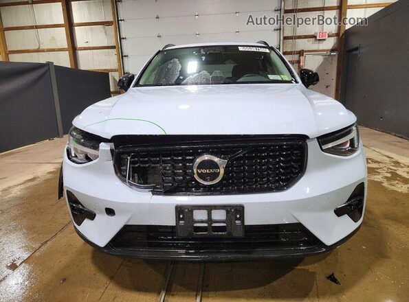 YV4L12UCXT2788107 2026 VOLVO XC40 Gray Widok z przodu
