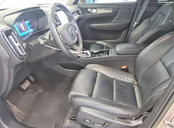 YV4L12UEXP2044675 2023 VOLVO XC40 Silver წინა სალონის ხედი